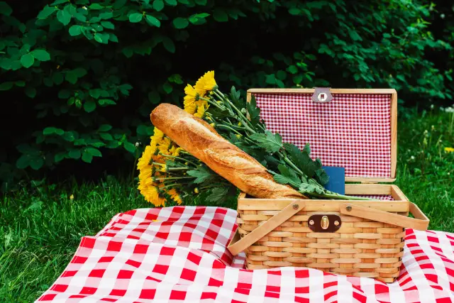 Canasta de picnic de mimbre