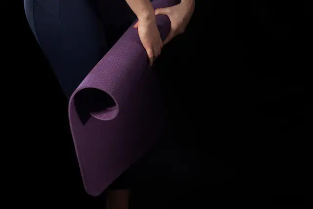 Colchoneta de yoga violeta
