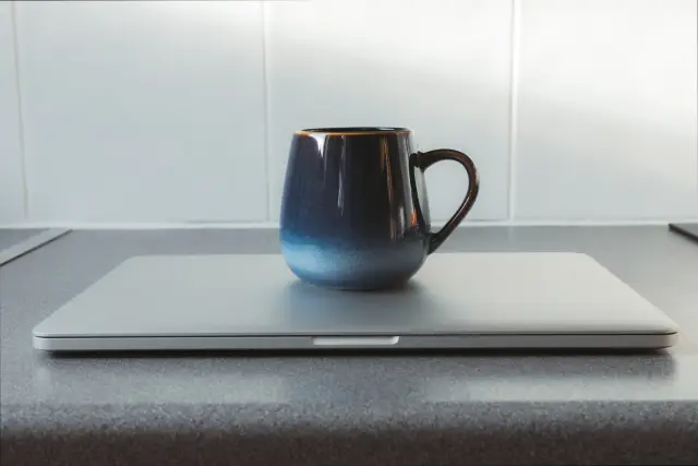 Taza de cerámica azul